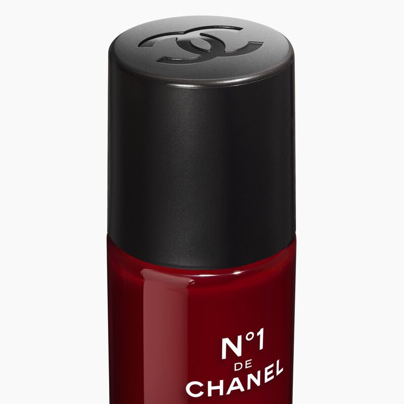 شانيل n°1 de chanel revitalizing eye serum يُنعم يُصلح يضفي وسعًا للعينين