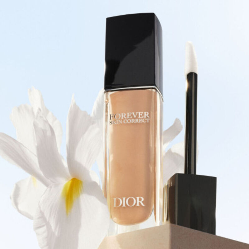 dior high coverage concealer  24 hour hold and hydration  96% natural ingredients