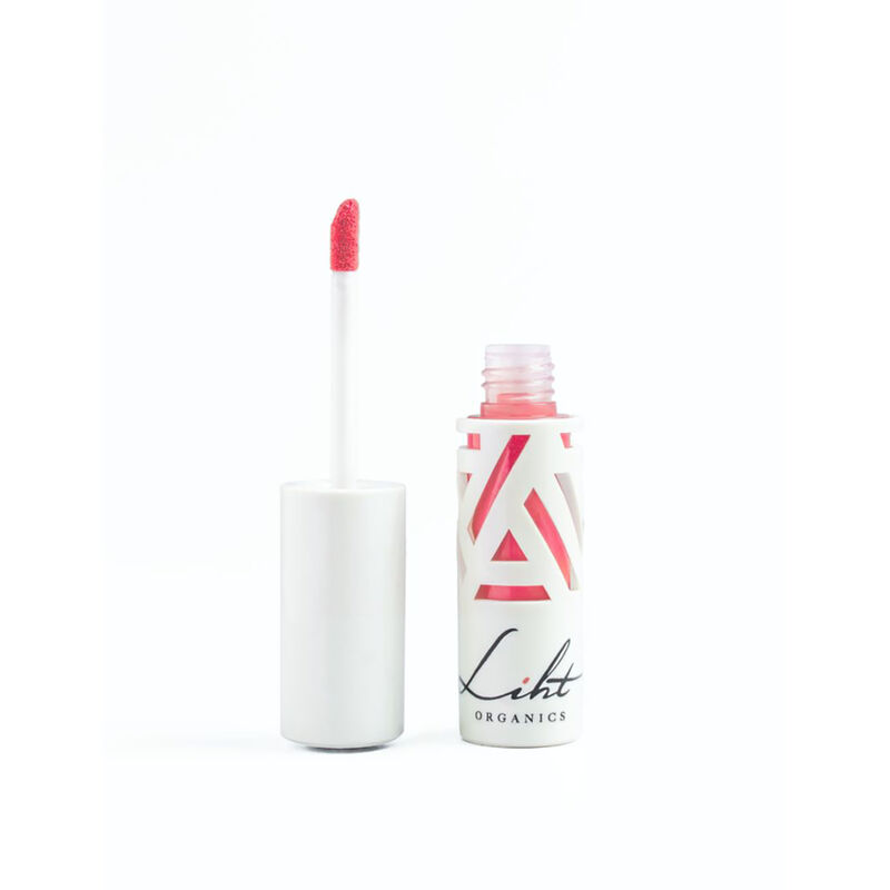 ليت أورغانكس مكون من 90٪ من مكونات عضوية معتمدة من وزارة الزراعة الأمريكية .نباتي | خالٍ من الغلوتين | لم يتم اختباره على الحيوانات | غير معدل وراثياً |خالٍ من الجسيمات النانوية، والبارابين، والمواد الكيميائية الضارة المزيج المثالي من الألوان الغنية والترطيب طويل الأمد لشفاه جذابة تدوم لساعات! غني بزبدة الشيا وزيت جوز الهند العضوي، ويعد طلاء الشفاه السائل المكثف وملون هذا أساسياً في حقيبة مكياجك.