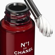 N°1 DE CHANEL REVITALIZING EYE SERUM يُنعم - يُصلح - يضفي وسعًا للعينين faces n 1 de chanel revitalizing eye serum يُنعم يُصلح يضفي وسعًا للعينين